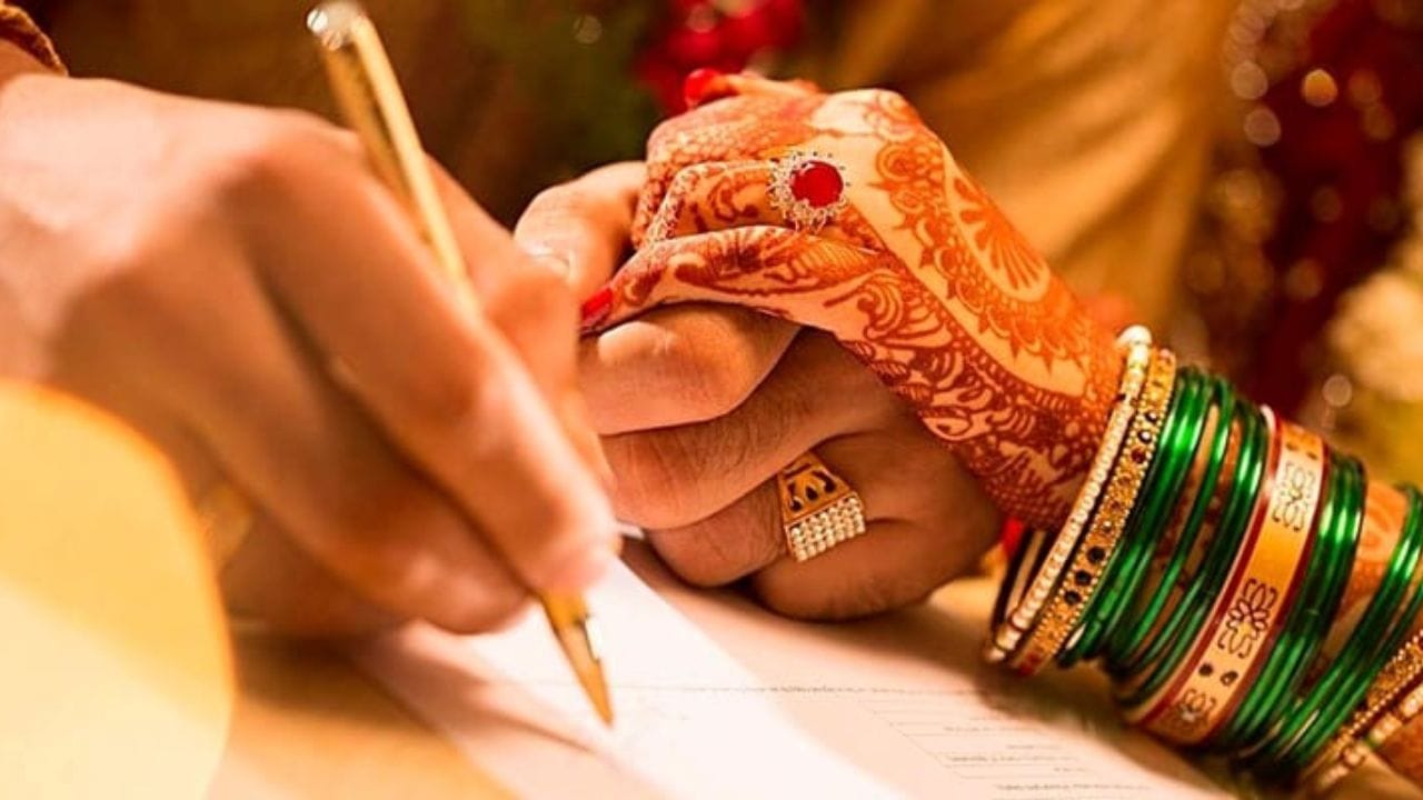 સાક્ષી કોણ બની શકે?: ભારતીય કાયદા મુજબ આ લોકો સાક્ષી બની શકે છે. માતા-પિતા, ભાઈ-બહેન, સગા સંબંધીઓ, મિત્રો, પાડોશી, ઓફિસના સહકર્મી. સાક્ષી બનવા માટે વ્યક્તિનું લગ્ન સાથે સીધું સંબંધિત હોવું ફરજિયાત નથી.