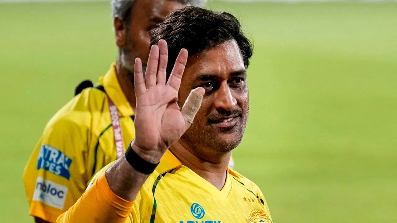 અહેવાલો અનુસાર, ધોની IPL માં CSKની છેલ્લી મેચ નહીં રમે. તે ટીમ છોડીને રાંચી પોતાના ઘરે પરત ફર્યો છે. ચેન્નાઈ અને ગુજરાત વચ્ચેની મેચ અમદાવાદમાં રમાશે.