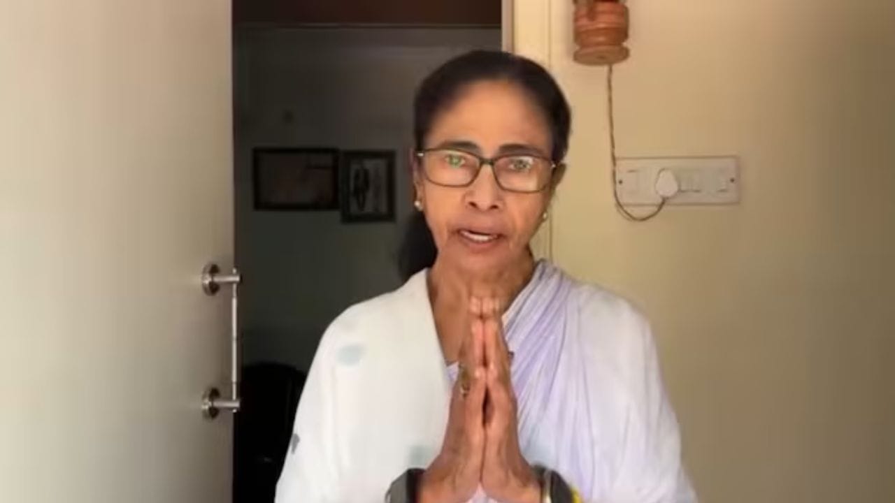 પશ્ચિમ બંગાળ વિધાનસભા ચૂંટણીના પરિણામોએ રાજ્યના રાજકારણમાં એક નવા યુગની શરૂઆત કરી છે. પ્રથમ વખત, ભાજપે રાજ્યમાં બે તૃતીયાંશથી વધુ બહુમતી મેળવી છે, 206 બેઠકો કબજે કરી છે. તેનાથી વિપરીત, રાજ્યમાં લાંબા સમય સુધી શાસન કરનારી TMCની બેઠકો ઘટીને માત્ર 80 બેઠકો થઈ ગઈ છે. સૌથી આઘાતજનક હાર ખુદ મુખ્યમંત્રી મમતા બેનર્જીની હતી, જેમને ભાજપના નેતા સુવેન્દુ અધિકારીએ તેમના જ ગઢ ભવાનીપુરમાં 15,000 થી વધુ મતોના માર્જિનથી હરાવ્યા હતા.