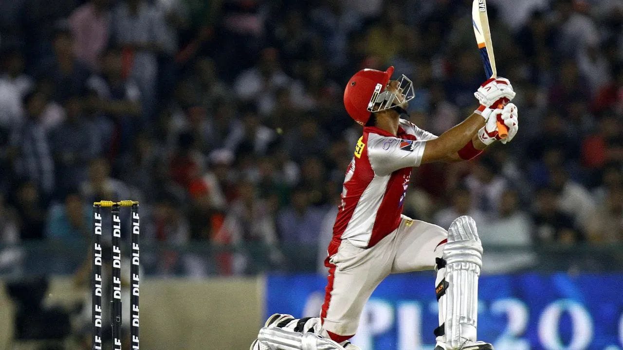 દર વર્ષે, IPL ચાહકો રોમાંચક મેચો જુએ છે, જ્યાં ખેલાડીઓ ચોગ્ગા અને છગ્ગાનો વરસાદ કરે છે. જોકે, 2013 માં એક ખેલાડીએ એવું પ્રદર્શન કર્યું જે તમને આશ્ચર્યચકિત કરશે. આ રેકોર્ડ IPL સિઝનમાં છગ્ગા માર્યા વિના સૌથી વધુ રન બનાવવાનો છે.