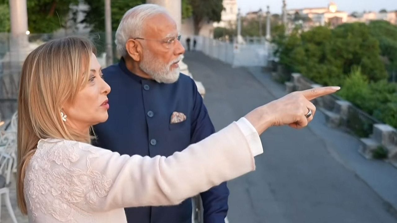 વડાપ્રધાન નરેન્દ્ર મોદીએ ઈટલીમાં રહેતા ભારતીય સમુદાયનો પણ આભાર માન્યો હતો. જેમણે રોમ પહોંચી ભારતીય સમુદાયે તેનું સ્વાગત કર્યું હતુ.તેમણે કહ્યું કે વિશ્વભરમાં રહેતા ભારતીય સમુદાય સતત દેશનું ગૌરવ વધારી રહ્યો છે.