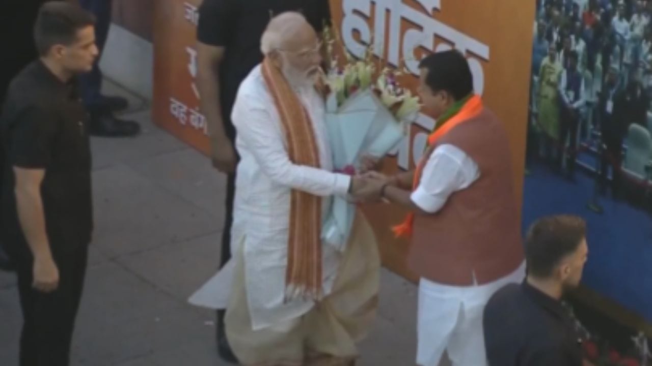PM મોદીએ સફેદ કુર્તો પહેર્યો હતો, જેને બંગાળીમાં "પંજાબી" કહેવામાં આવે છે, અને લાલ બોર્ડરવાળો તસર સિલ્ક ધોતી, જેને બંગાળીમાં "ધ્યુતિ" કહેવામાં આવે છે, તેની સાથે જોડી બનાવી હતી. આ પરંપરાગત પોશાક દ્વારા તેમણે બંગાળની સંસ્કૃતિ અને પરંપરાઓ પ્રત્યે પોતાનો આદર વ્યક્ત કર્યો હતો.
