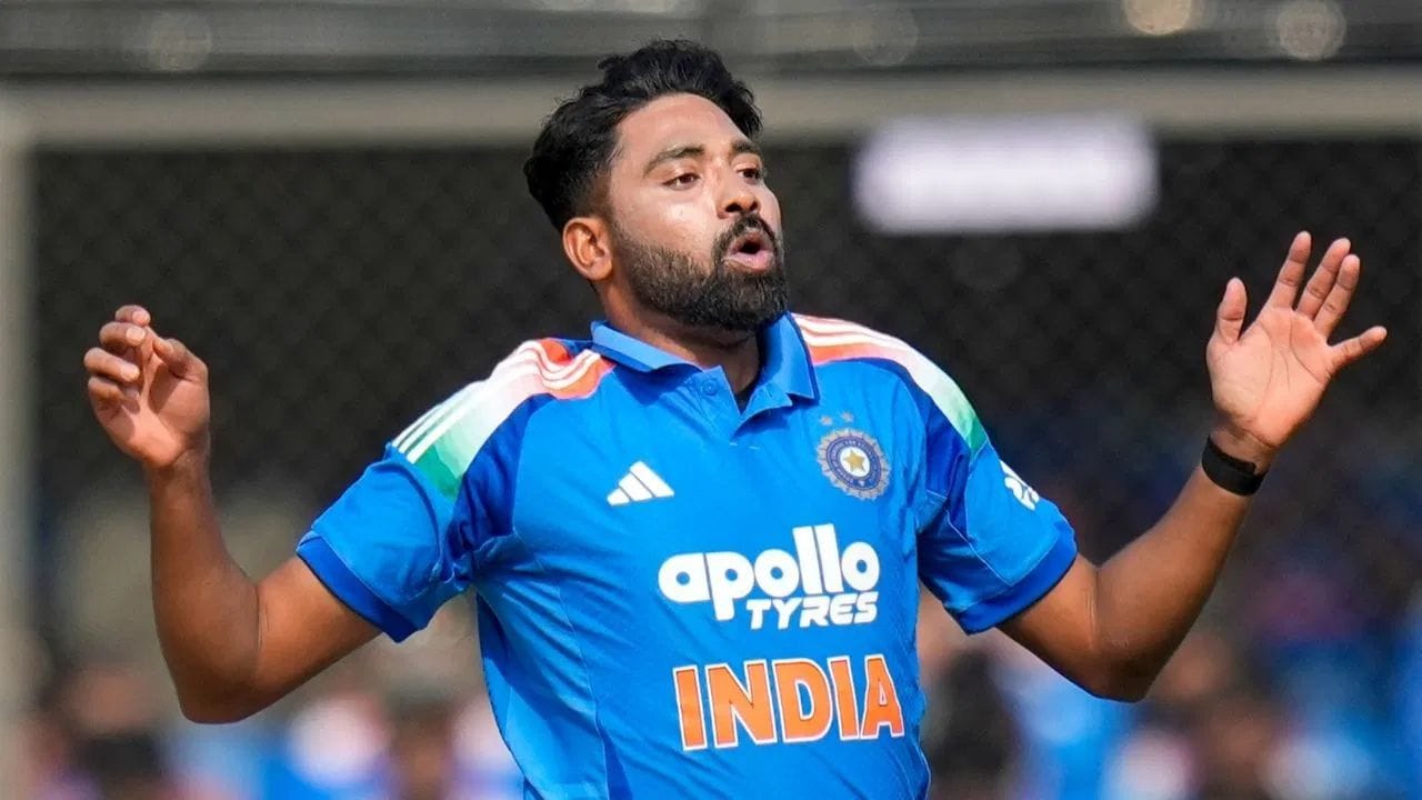 સત્ય ગમે તે હોય, સિરાજે પોતાના પ્રદર્શનથી BCCI પસંદગી સમિતિને જવાબ આપ્યો છે. હકીકતમાં સિરાજને અફઘાનિસ્તાન સામેની એકમાત્ર ટેસ્ટ મેચ માટે પસંદ કરવામાં આવ્યો હતો પરંતુ તેને ODI શ્રેણીમાંથી બહાર રાખવામાં આવ્યો હતો. તે પછી તરત જ તેણે આ સિદ્ધિ મેળવી. (PC: PTI)