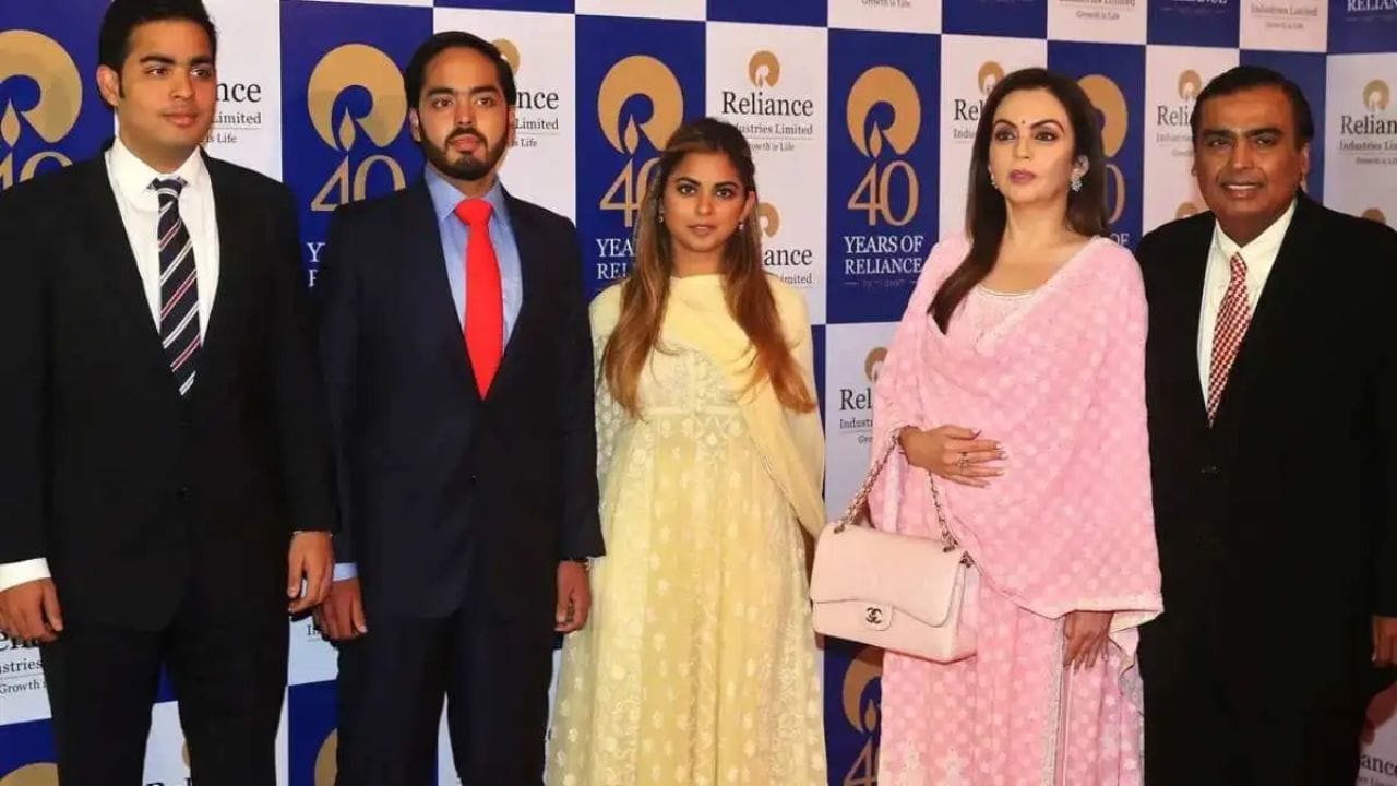 મુકેશ અંબાણીના ત્રણ બાળકો Isha Ambani, Akash Ambani અને Anant Ambaniને ઓક્ટોબર 2023માં કંપનીના ડિરેક્ટર બોર્ડમાં સામેલ કરવામાં આવ્યા હતા. જોકે, તેમને પણ કોઈ પગાર આપવામાં આવ્યો નહોતો. તેમને ફક્ત મીટિંગ ફી અને નફા પર આધારિત કમિશન મળ્યું હતું. આકાશ અને ઈશાને મીટિંગ ફી તરીકે ₹5 લાખ અને કમિશન તરીકે ₹2.5 લાખ આપવામાં આવ્યા હતા.