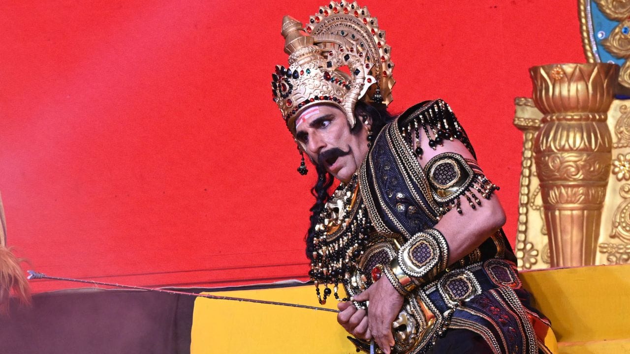  મુકેશ ઋષિના પિતા એક ઉદ્યોગપતિ હતા. તેમના પિતા ઇચ્છતા હતા કે મુકેશ સારું શિક્ષણ મેળવે જેથી તેઓ તેમના વ્યવસાયમાં મદદ કરી શકે. જોકે, મુકેશને અભ્યાસમાં ખાસ રસ નહોતો. શાળાના દિવસોમાં મુકેશને ક્રિકેટ રમવાનો ખૂબ શોખ હતો. તેઓ પંજાબ યુનિવર્સિટીમાં કેપ્ટન રહી ચૂક્યા છે.