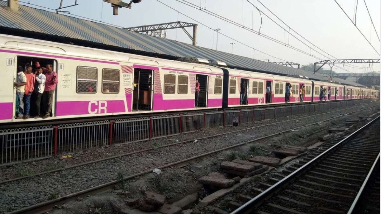 Breaking News: હાઈટેન્શન થાંભલા પર યુવક ચઢતા ખોરવાઈ રેલવે સેવા, જુઓ Video