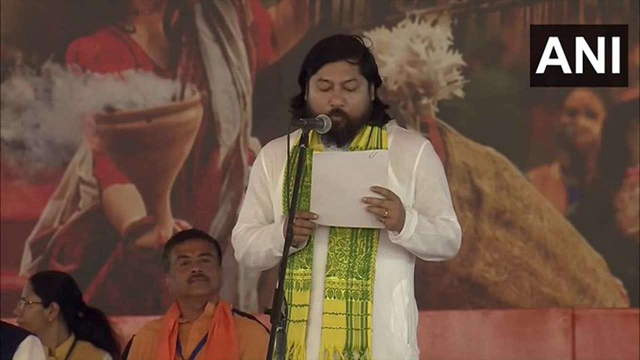 નિસિથ પ્રમાણિકે સમારોહમાં પદ અને ગુપ્તતાના શપથ લીધા. તેમની રાજકીય સફર ટીએમસીથી શરૂ થઈ હતી. જોકે, 2019માં, તેઓ ભાજપમાં જોડાયા. 2019ની લોકસભા ચૂંટણીમાં, તેઓ કૂચ બિહારથી સંસદ સભ્ય તરીકે ચૂંટાયા હતા. તેમણે ટીએમસીના પરેશ ચંદ્ર અધિકારીને હરાવ્યા હતા. તેમણે કેન્દ્રમાં રાજ્યકક્ષાના પ્રધાન તરીકે પણ સેવા આપી છે. 2026 માં યોજાયેલી વિધાનસભાની ચૂંટણીમાં, તેમણે માથાભાંગા મતવિસ્તારમાંથી ચૂંટણી લડી અને ટીએમસીના ઉમેદવાર ડો. સબ્લુ બર્મનને મોટા અંતરથી હરાવ્યા.