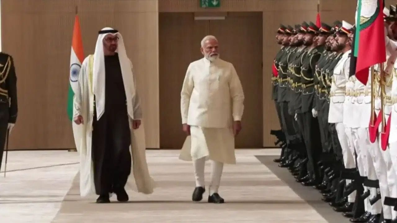ભારત અને સંયુક્ત આરબ અમીરાત (UAE) ના સંબંધોમાં વધુ એક સુવર્ણ પ્રકરણ ઉમેરાયું છે. વડાપ્રધાનની ટૂંકી પરંતુ અત્યંત મહત્વની UAE મુલાકાત ભારત માટે આર્થિક અને વ્યૂહાત્મક દ્રષ્ટિએ મોટા ફાયદા લઈને આવી છે. આ પ્રવાસ દરમિયાન ગેસ સપ્લાય, સ્ટ્રેટેજિક ડિફેન્સ પાર્ટનરશિપ, ઓઈલ રિઝર્વ અને ઈન્ફ્રાસ્ટ્રક્ચર રોકાણ જેવા ઘણા મોટા કરારો થયા છે.