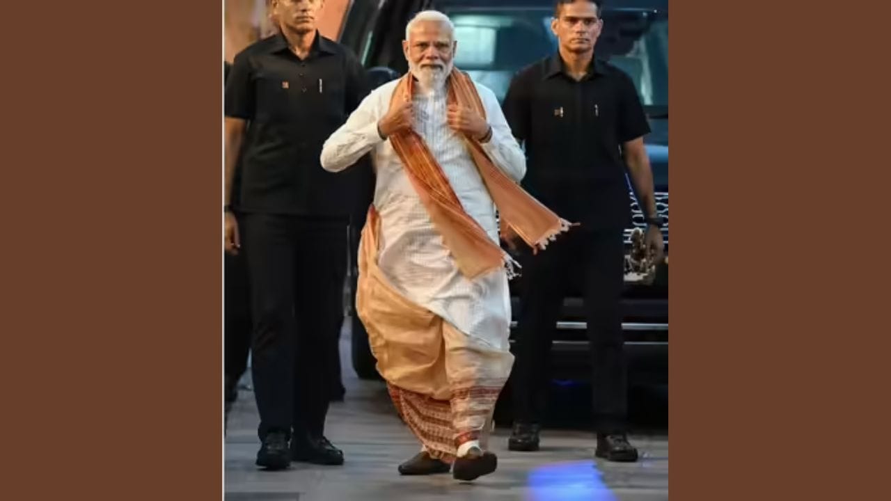 ધોતી પરનો બ્લોક પ્રિન્ટ બંગાળની પરંપરાગત કળા અને આજીવિકા સાથે પણ સંકળાયેલો છે. પરિણામે, પીએમ મોદીના સમગ્ર દેખાવે માત્ર વિજયની ઉજવણી જ નહીં પરંતુ બંગાળના સાંસ્કૃતિક વારસાનું સન્માન કરતો એક શક્તિશાળી સંદેશ પણ આપ્યો.
