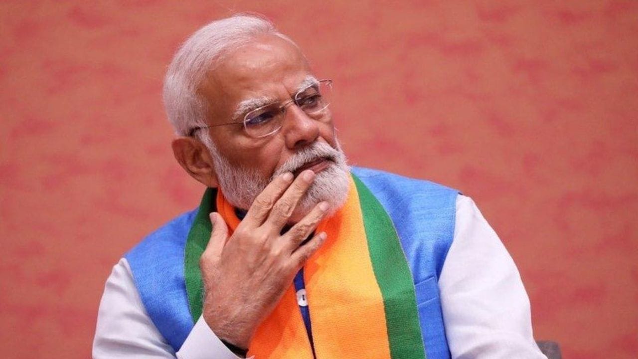 PM મોદી સામાન્ય રીતે રિમલેસ અથવા હળવા વજનના ચશ્મા પસંદ કરે છે. આ પ્રકારના ચશ્મા માત્ર આરામદાયક જ નથી, પરંતુ તે સાદગી અને વ્યાવસાયિકતા પણ દર્શાવે છે. તેમની પસંદગી હંમેશા મિનિમલ અને એલેગન્ટ રહે છે, જે તેમના સમગ્ર લુકને વધુ અસરકારક બનાવે છે.