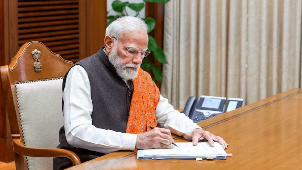 તેઓ અલગ-અલગ પ્રસંગો અનુસાર થોડો ડિઝાઇનમાં ફેરફાર કરે છે, પરંતુ તેમની સ્ટાઇલમાં સતતતા જોવા મળે છે. શક્ય છે કે તેમના ચશ્મા ખાસ કરીને કસ્ટમ-ફિટ કરાયેલા હોય, જેથી લાંબા સમય સુધી પહેરવામાં વધુ આરામ મળે.
