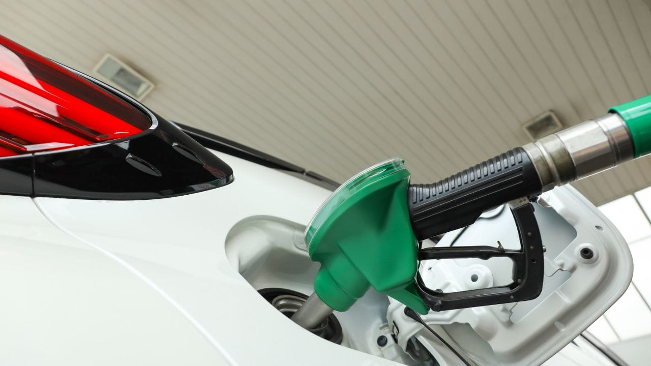 ગુજરાતમાં પણ લોકો આ મુદ્દે ચિંતિત દેખાઈ રહ્યા છે. અમદાવાદ, સુરત જેવા શહેરોમાં રોજિંદા આવનજાવન માટે વાહનનો ઉપયોગ કરતા લોકો માટે આ વધારાનો ખર્ચ ભારે પડી શકે છે. હાલ લોકોની નજર સરકારના અંતિમ નિર્ણય પર ટકેલી છે. શું સરકાર કોઈ રાહત આપશે કે પછી વધતા ખર્ચનો બોજો સીધો જનતા પર આવશે, તે જોવાનું રહ્યું.