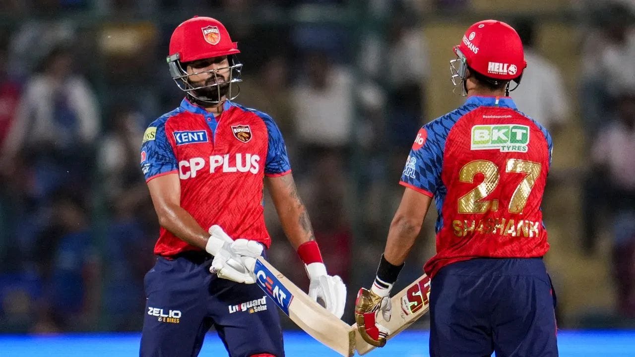 IPL 2026 માં પંજાબ કિંગ્સ પોઈન્ટ ટેબલમાં ટોપ પર છે. PBKSએ તેની નવ મેચમાંથી છ મેચ જીતી છે, જ્યારે બે મેચ હારી છે અને એક ડ્રો રહી છે. આનો અર્થ એ થયો કે પંજાબ પાસે પાંચ મેચ બાકી છે અને પ્લેઓફમાં સ્થાન મેળવવા માટે તેને ફક્ત બે જીતની જરૂર છે.