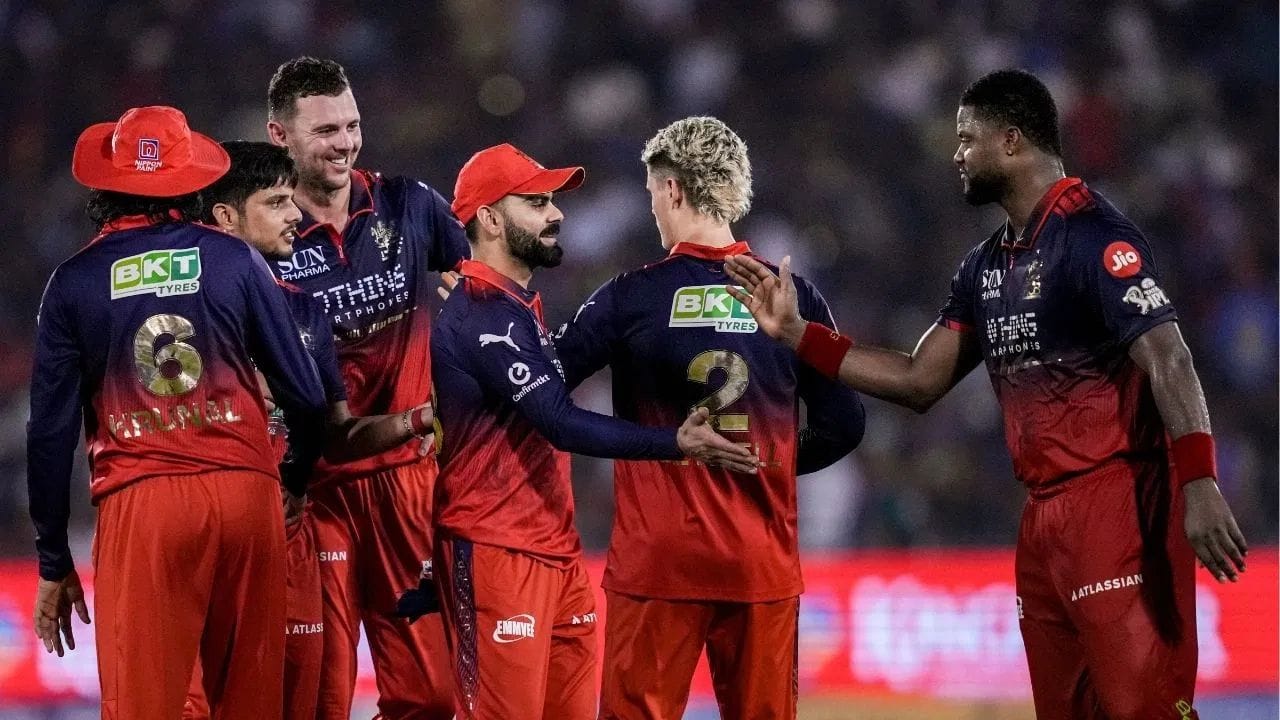 લીગ સ્ટેજમાં સતત શાનદાર પ્રદર્શન બાદ RCB પોઈન્ટ ટેબલમાં ટોચ પર રહી હતી. ટોચની બે ટીમોને ફાઇનલમાં પહોંચવા માટે બે તક મળતી હોવાથી RCB માટે આ મોટો ફાયદો સાબિત થઈ શકે છે. બેટિંગ અને બોલિંગ બંને વિભાગમાં ટીમે સંતુલિત રમત દેખાડી છે.