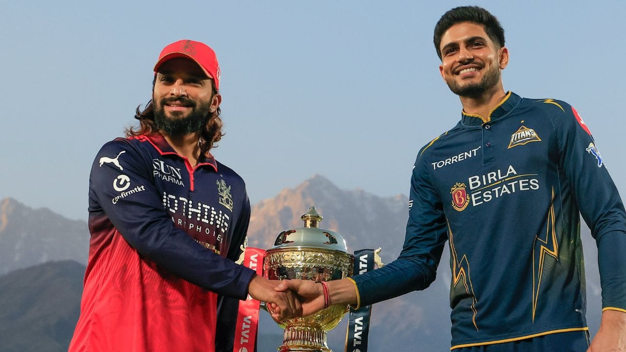 IPL 2026 ના પહેલા ક્વોલિફાયરમાં ગુજરાત ટાઈટન્સના કેપ્ટન શુભમન ગિલે ટોસ જીત્યો હતો. આ સાથે ગુજરાતે RCB માટે મોટી સમસ્યા ઉભી કરી હતી. હકીકતમાં, આ બંને ટીમો વચ્ચે એક એવો રેકોર્ડ છે જે ટોસ જીતવા પર લગભગ જીતની ખાતરી આપે છે. આ રેકોર્ડ શું છે તે જાણીએ.