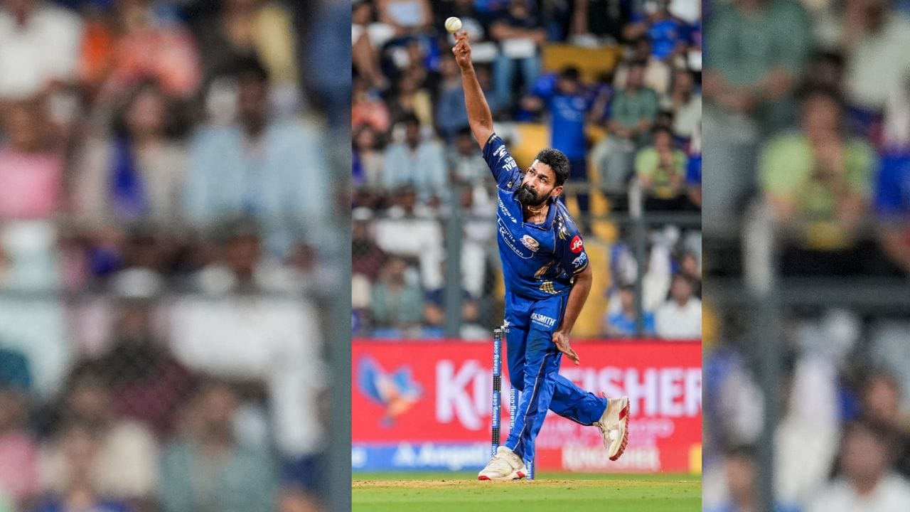  પંજાબનો રહેવાસી રઘુ શર્માને 2025 માં પહેલી IPL તક મળી જ્યારે મુંબઈ ઇન્ડિયન્સે તેને ઇજાગ્રસ્ત સ્પિનર ​​વિગ્નેશ પુથુરના સ્થાને કરારબદ્ધ કર્યો. તે અગાઉ તે સિઝનમાં નેટ બોલર તરીકે સેવા આપી ચૂક્યો હતો,