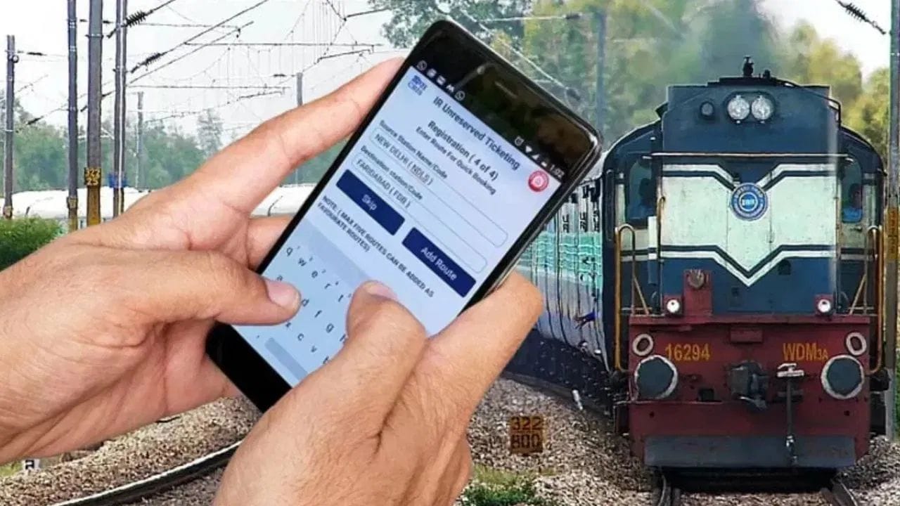 શું તમે ક્યારેય વિચાર્યું છે કે, જો અચાનક રેલવેનો ડેટા ડિલીટ થઈ જાય તો શું થશે? લાખો મુસાફરોની માહિતી અને તેમની ટિકિટોનો હિસાબ ખોવાઈ શકે છે. આટલા માટે, આ 45 મિનિટમાં માત્ર રિપેરિંગ જ નથી થતું પરંતુ આખા દિવસના ડેટાનું 'બેકઅપ' પણ લેવામાં આવે છે. મેન્ટેનન્સ દરમિયાન દરેક એક ટિકિટની 'સેકન્ડ કોપી' તૈયાર કરવામાં આવે છે. આ બેકઅપ પ્રોસેસ એ સુનિશ્ચિત કરે છે કે, જો ભવિષ્યમાં ક્યારેય મુખ્ય સર્વર ક્રેશ થઈ જાય, તો પણ મુસાફરોનો ડેટા સુરક્ષિત રહે. આ એક પ્રકારનું સુરક્ષા કવચ છે, જે રેલવેની ડિજિટલ વ્યવસ્થાને મજબૂતી આપે છે.