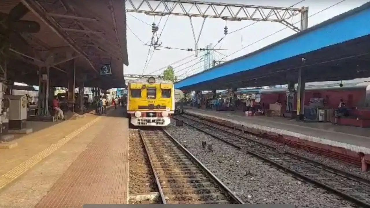 ભારતીય રેલવે નેટવર્ક દુનિયાના સૌથી મોટા રેલવે નેટવર્કમાંનું એક ગણાય છે. દરરોજ લાખો લોકો ટ્રેનની મદદથી પોતાની મંઝિલ સુધી પહોંચે છે. રેલવે પોતાના મુસાફરોની સુવિધા માટે સતત પોતાના નેટવર્કને સરસ બનાવી રહ્યું છે. હવે તો દેશના ઘણા શહેરો સુધી રેલવે લાઈન પહોંચી ગઈ છે. એવામાં શું તમને ખબર છે કે, આજે પણ ભારતમાં એક એવું રાજ્ય છે કે, જ્યાં એક પણ રેલવે સ્ટેશન નથી?