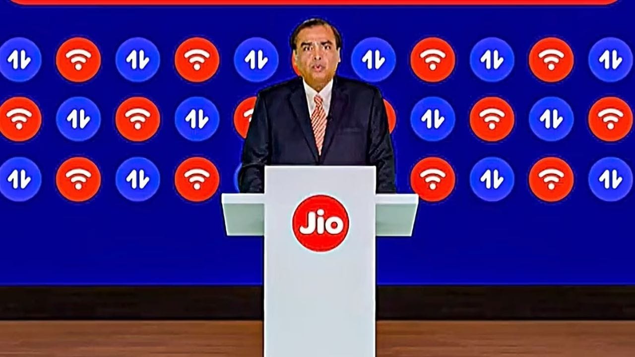 FY26ના ચોથા ક્વાર્ટરમાં જિયો પ્લેટફોર્મ્સની ઓપરેટિંગ આવકમાં 13 ટકાનો વધારો નોંધાયો હતો અને તે ₹44,928 કરોડ સુધી પહોંચી હતી. કંપનીનો નફો પણ 13 ટકા વધીને ₹7,935 કરોડ રહ્યો. Jio ના ARPU એટલે કે પ્રતિ વપરાશકર્તા સરેરાશ આવક વધીને ₹214 થઈ ગઈ છે. જ્યારે પ્રતિ ગ્રાહક દર મહિને સરેરાશ 42.3 GB ડેટાનો ઉપયોગ નોંધાયો હતો. કંપનીનો કુલ ડેટા ટ્રાફિક વર્ષ દરમિયાન લગભગ 35 ટકા વધ્યો હોવાનું પણ અહેવાલમાં જણાવાયું છે.