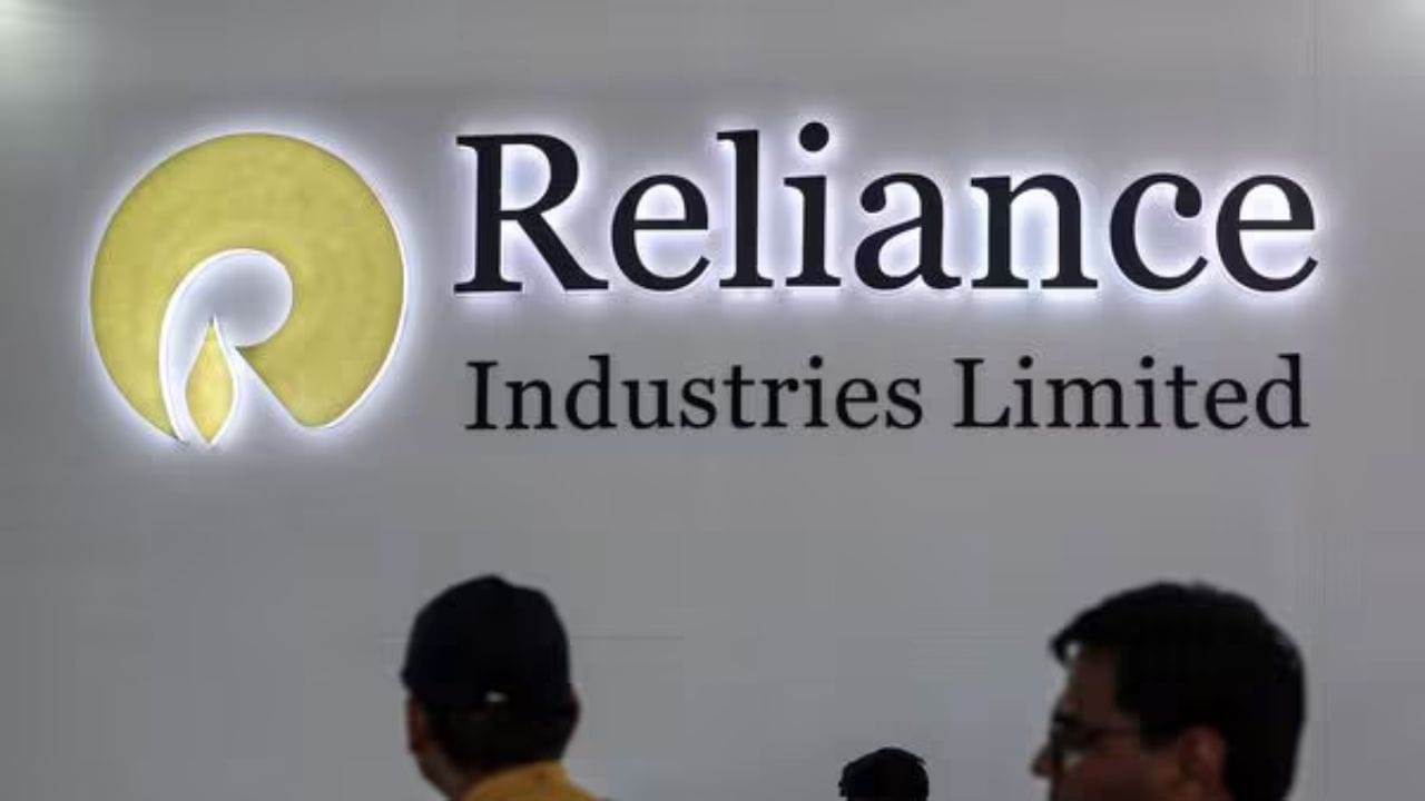 કંપનીના ત્રિમાસિક પરિણામોની વાત કરીએ તો Reliance Industries એ Q4FY26 દરમિયાન ₹16,971 કરોડનો એકીકૃત ચોખ્ખો નફો નોંધાવ્યો હતો. અગાઉના ક્વાર્ટરમાં કંપનીનો નફો ₹18,645 કરોડ હતો, જ્યારે ગયા વર્ષના સમાન સમયગાળામાં તે ₹19,407 કરોડ રહ્યો હતો.