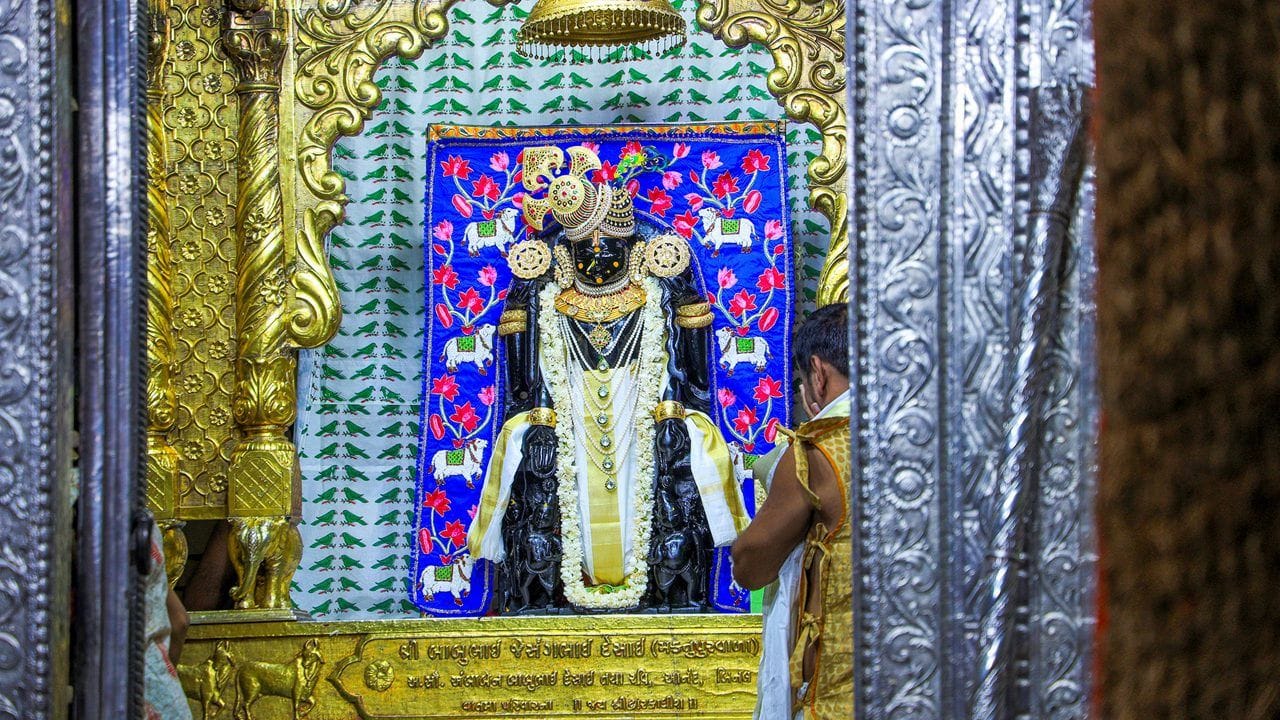 આ ટોપ-5 ધનિક મંદિરોની યાદીમાં ગુજરાતનું હાલમાં નામ સામેલ નથી. દ્વારકાધીશ મંદિરમાં દર વર્ષે લાખો ભક્તો દર્શન કરવા માટે આવે છે. ભગવાન શ્રીકૃષ્ણની નગરી દ્વારકા દેશના સૌથી પવિત્ર તીર્થસ્થળોમાંથી એક માનવામાં આવે છે. ગુજરાતના સોમનાથમાં ભગવાન શિવનું પ્રથમ જ્યોતિર્લિંગ છે. દર વર્ષે લાખો શ્રદ્ધાળુઓ અહીં દર્શન અને પૂજા માટે આવે છે.