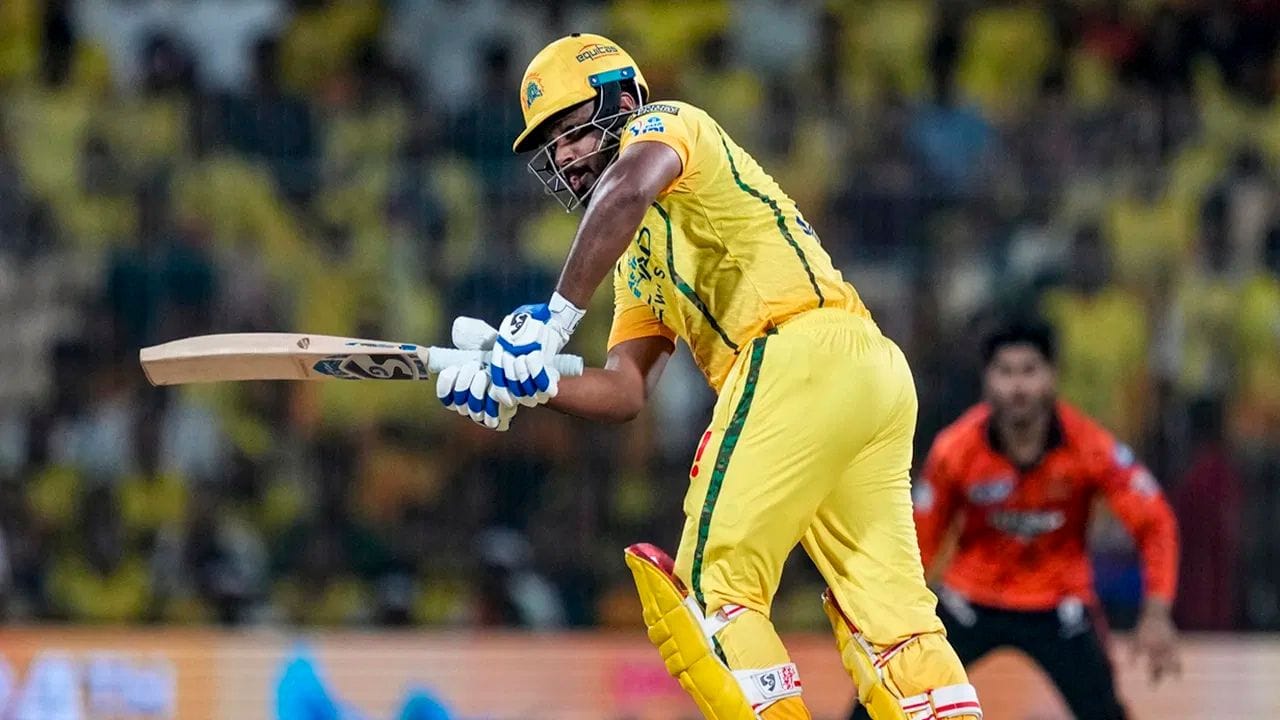 ચેન્નાઈ સુપર કિંગ્સના ઓપનર સંજુ સેમસને IPL 2026 માં સનરાઈઝર્સ હૈદરાબાદ સામે 27 રન બનાવ્યા હતા. તે જલ્દી આઉટ થઈ ગયો હતો, પરંતુ સેમસને એક બાબતમાં વિરાટ કોહલીને પાછળ છોડી દીધો હતો.