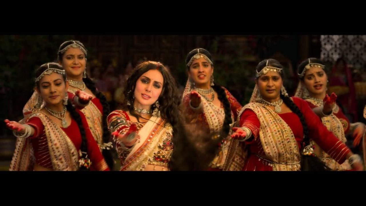 સંસ્કૃતિ પટેલ અમદાવાદની સાંસ મલ્ટી ડિઝાઈનર સ્ટુડિયોની ડાયરેક્ટર પણ રહી ચૂકી છે.તે પોતે લંડનમાં ફેશન ડિઝાઇનિંગનો અભ્યાસ કરી ચૂકી છે.