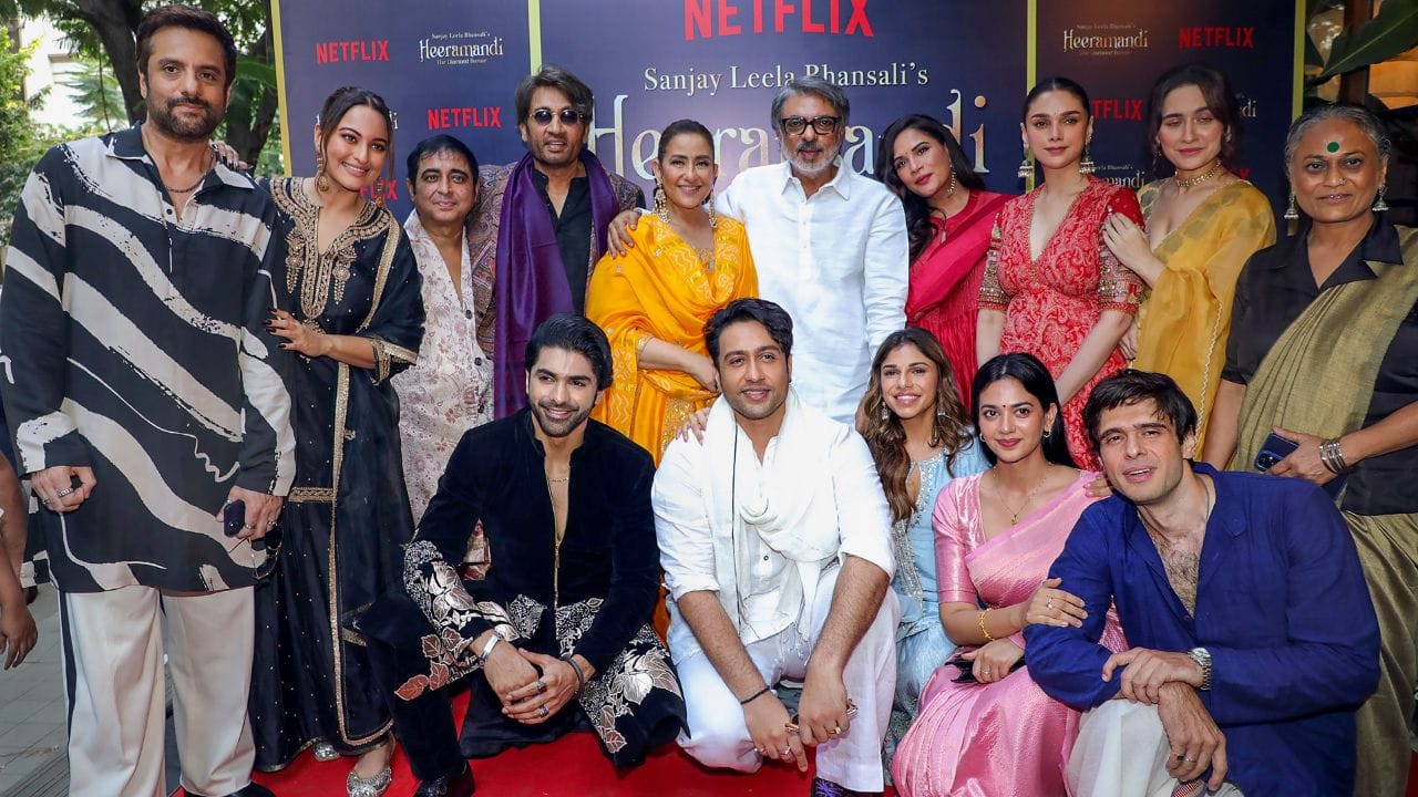 અભિનેતાએ શશિ કપૂર દ્વારા નિર્મિત અને ગિરીશ કર્નાડ દ્વારા દિગ્દર્શિત રેખાની વિરુદ્ધ ઉત્સવ સાથે ફિલ્મોમાં ડેબ્યૂ કર્યું હતું. તેમણે માનવ હાથ્ય, નાચે મયુરી, સંસાર, અનુભવ, ત્રિદેવ, પતિ પરમેશ્વર અને રણભૂમિ સહિત લગભગ 35 ફિલ્મોમાં કામ કર્યું છે.