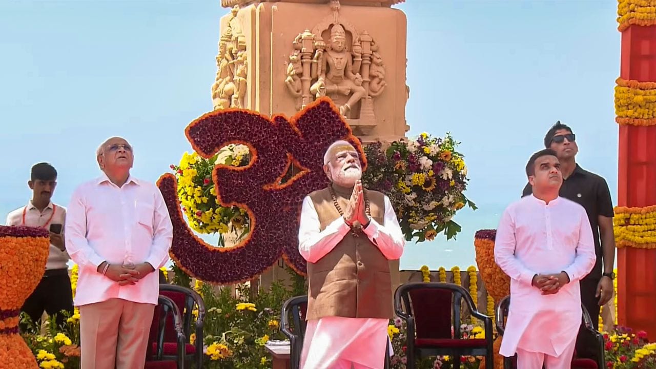 વડાપ્રધાન નરેન્દ્ર મોદી સોમનાથ મંદિરના પુનનિર્માણની 75મી વર્ષગાંઠ નિમિતે ગુજરાત પ્રવાસ પર છે. સોમવારે સોમનાથ મંદિરમાં આયોજિત અમૃત પર્વ કાર્યક્રમમાં સામેલ થયા હતા. આ દરમિયાન પીએમ મોદીએ વિધિની સાથે પુજા અર્ચના કરી હતી.