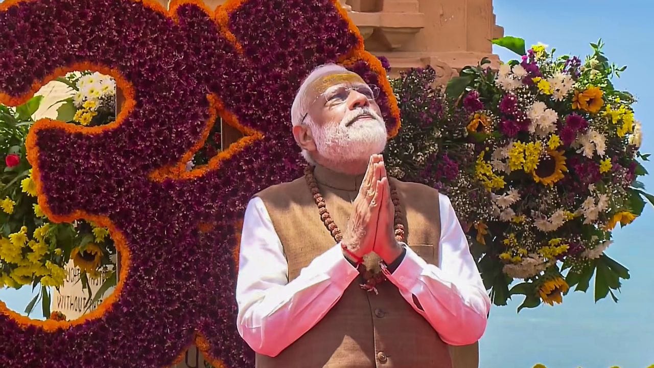 ભગવાન શિવના 12 જ્યોર્તિલિંગમાંથી એક સોમનાથ મંદિરના ભવ્ય શિખરનું દેશના 11 પવિત્ર તીર્થોના જળથી કુંભાભિષેક કર્યો હતો. 12 જ્યોતિર્લિંગોમાંનું પ્રથમ સોમનાથ મંદિર, તેના પુનર્નિર્માણ પછી તેનું પ્રથમ કુંભાભિષેક થયો હતો. પીએમ મોદી પણ તેમાં ભાગ લીધો હતો. ચાલો જોઈએ કે કુંભાભિષેક શું છે અને તે શા માટે ખાસ છે.