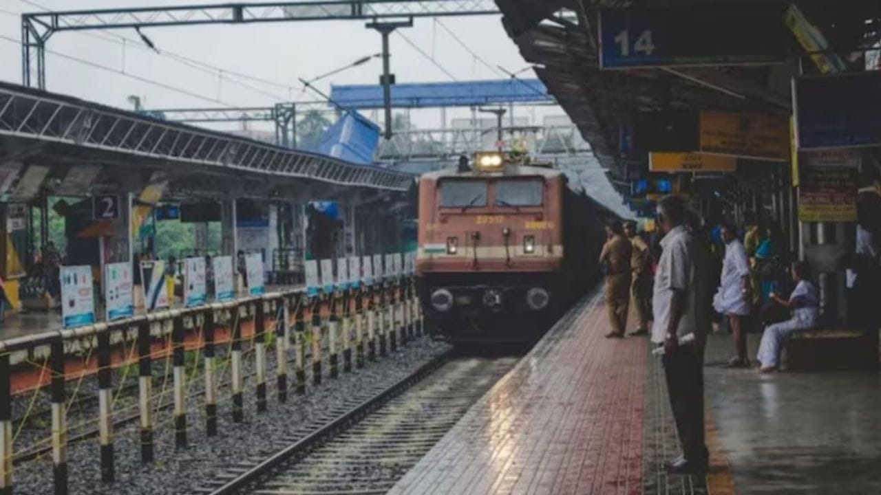 1. જો ટ્રેન છૂટી જાય તો શું તમને રિફંડ મળશે?: જો તમે તમારી ટ્રેન છૂટી જાય છે, તો તમે રિફંડ માટે પાત્ર હોઈ શકો છો. આનો દાવો કરવા માટે, તમારે ટ્રેનના નિર્ધારિત પ્રસ્થાનના એક કલાકની અંદર TDR (ટિકિટ ડિપોઝિટ રસીદ) ફાઇલ કરવી પડશે. જો કે, TDR ફાઇલ કર્યા પછી, તમને ટિકિટ ભાડાનું અડધુ રિફંડ મળી શકે છે. તેનાથી વિપરીત, જો ટ્રેન ત્રણ કલાકથી વધુ મોડી પડી હોય અને તમે ઉતાવડમાં હોવાથી ત્યાંથી નિકળી જાવ, તો તમે સંપૂર્ણ રિફંડ માટે હકદાર હોઈ શકો છો. (ફોટો ક્રેડિટ-Google)