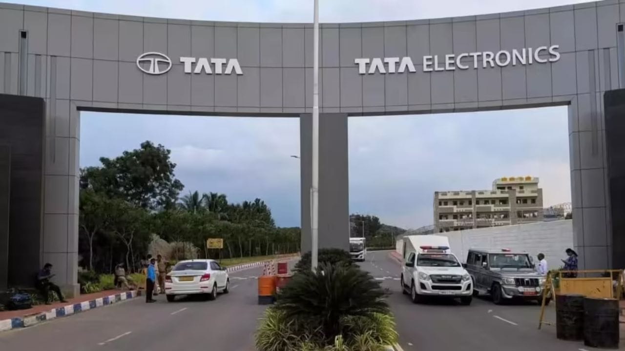 ગુજરાતમાં ટાટા શું બનાવી રહ્યું છે? : ટાટા ઇલેક્ટ્રોનિક્સ ધોલેરામાં ભારતનું પ્રથમ 300mm કોમર્શિયલ મેન્યુફેક્ચરિંગ યુનિટ વિકસાવી રહ્યું છે. $11 બિલિયનના આયોજિત રોકાણ સાથે, આ સુવિધા વૈશ્વિક સ્તરે ગ્રાહકોની જરૂરિયાતોને પૂર્ણ કરવા માટે ઓટોમોટિવ, મોબાઇલ ડિવાઇસ, AI અને અન્ય ક્ષેત્રો માટે સેમિકન્ડક્ટરનું ઉત્પાદન કરશે.
