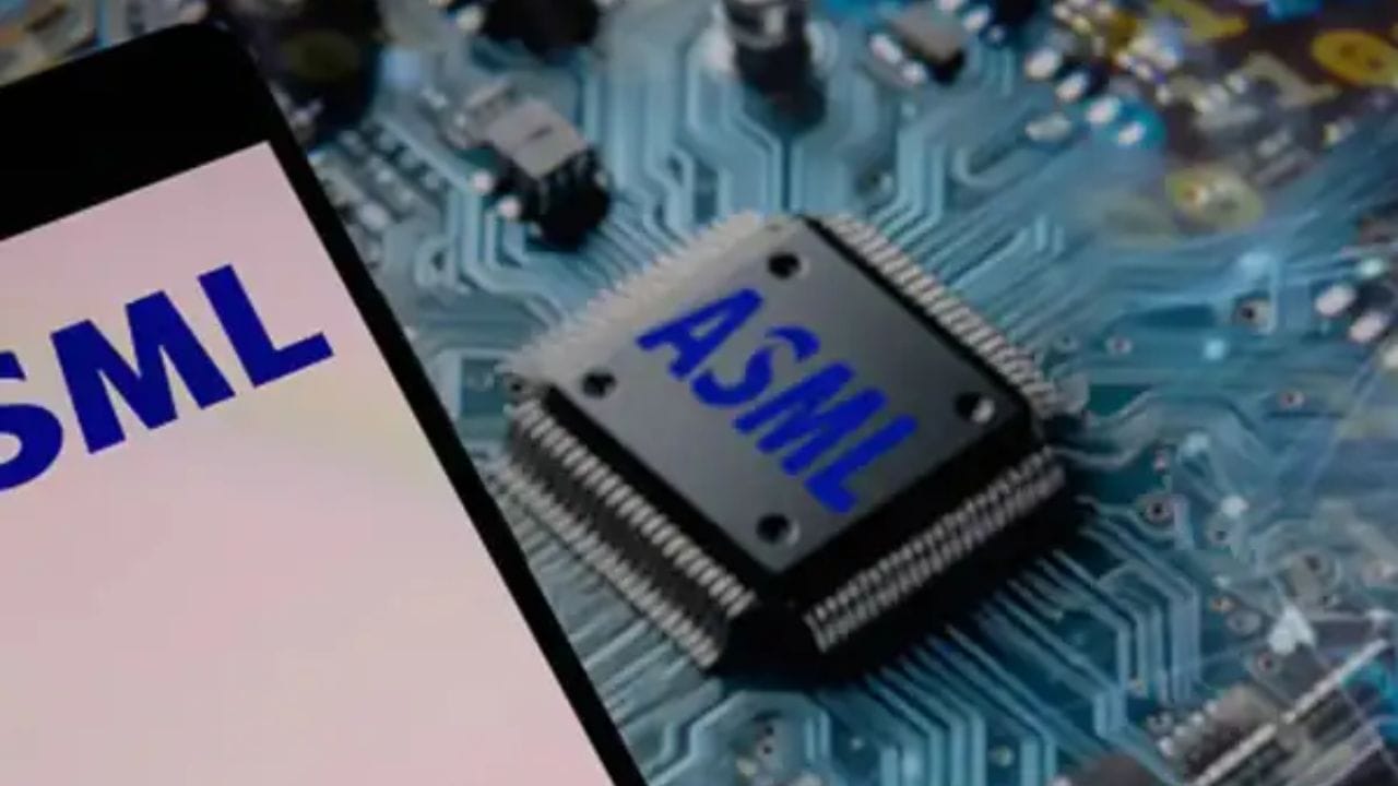 "અમે ASML સાથે ભાગીદારી કરવા માટે ઉત્સાહિત છીએ - એક કંપની જે લિથોગ્રાફીના ક્ષેત્રમાં તેની નવીનતા અને નેતૃત્વ માટે પ્રખ્યાત છે," ઠાકુરે ઉમેર્યું. લિથોગ્રાફી સોલ્યુશન્સમાં ASML ની ​​ઊંડી કુશળતા ધોલેરામાં અમારા ફેબના સમયસર કમિશનિંગને સુનિશ્ચિત કરશે.