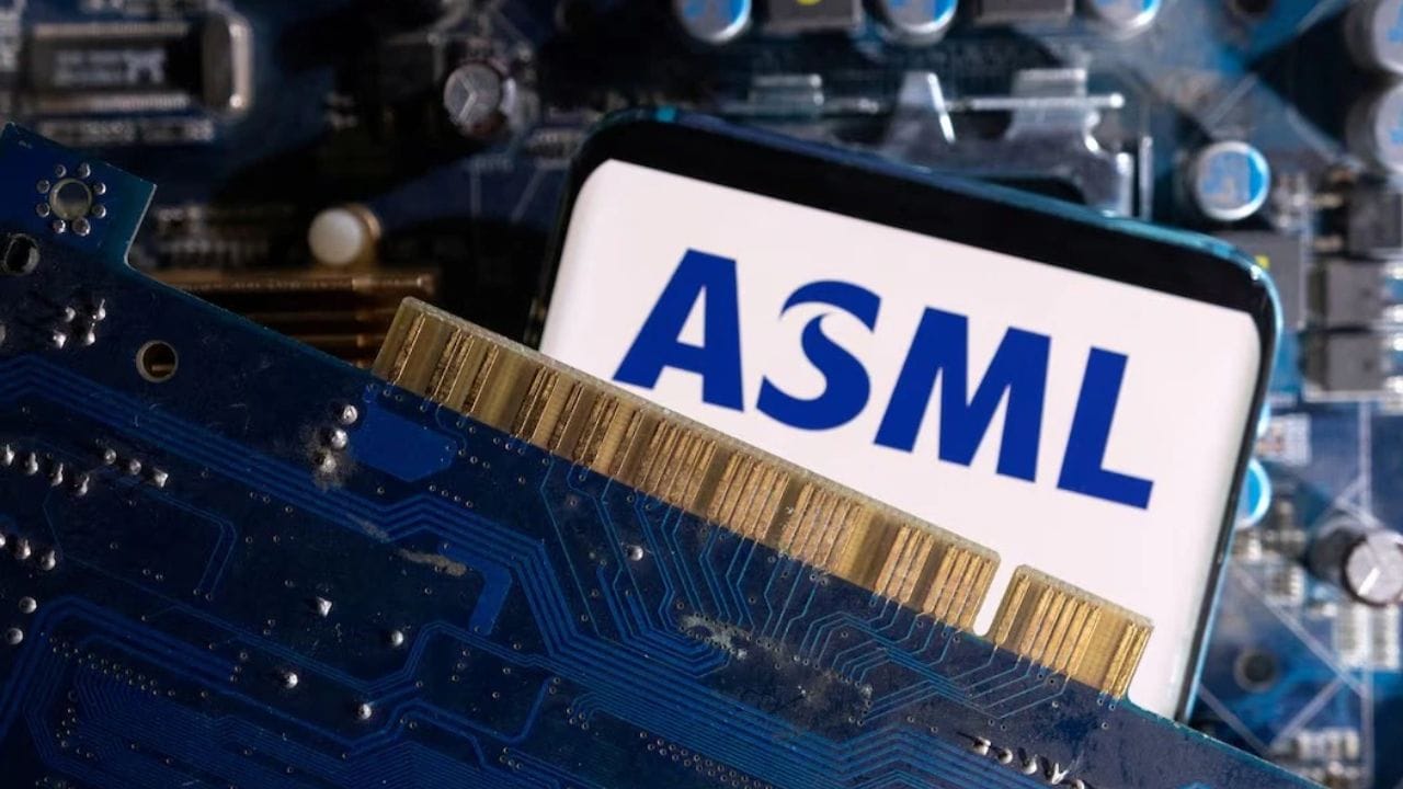 ASML શું કરે છે? : તે સેમિકન્ડક્ટર સાધનોના વિશ્વના સૌથી મહત્વપૂર્ણ ઉત્પાદકોમાંનું એક છે. તે અદ્યતન લિથોગ્રાફી સિસ્ટમ્સ સપ્લાય કરે છે, જેનો ઉપયોગ ચિપમેકર્સ સેમિકન્ડક્ટર બનાવવા માટે કરે છે. આ મશીનો સ્માર્ટફોન, AI સિસ્ટમ્સ, ઓટોમોબાઇલ્સ અને અન્ય વિવિધ ઇલેક્ટ્રોનિક તકનીકોમાં ઉપયોગમાં લેવાતી નવીનતમ ચિપ્સના ઉત્પાદન માટે મહત્વપૂર્ણ માનવામાં આવે છે.