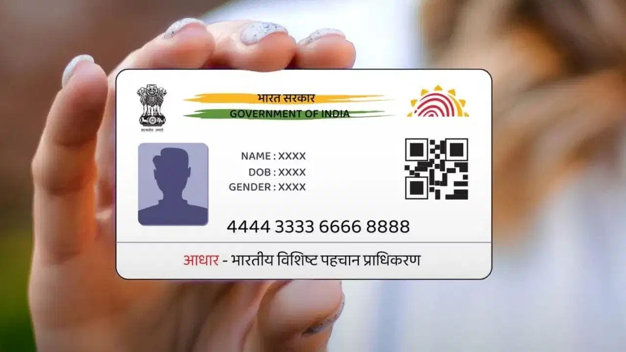 UIDAI (યુનિક આઇડેન્ટિફિકેશન ઓથોરિટી ઓફ ઇન્ડિયા) દ્વારા એક એવી વિશેષ સુવિધા આપવામાં આવી છે, જેમાં તમે પરિવારના કોઈ સભ્ય અથવા તમારા મકાનમાલિકના આધાર કાર્ડમાં નોંધાયેલા સરનામાના આધારે તમારું નવું એડ્રેસ અપડેટ કરાવી શકો છો.