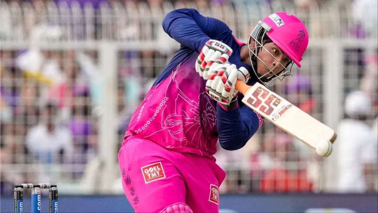મંગળવારે રમાયેલી IPL 2026ની 64મી મેચમાં રાજસ્થાન રોયલ્સે લખનૌ સુપર જાયન્ટ્સને 7 વિકેટે હરાવી પ્લેઓફ તરફ મજબૂત દાવેદારી નોંધાવી હતી. યુવા બેટ્સમેન વૈભવ સૂર્યવંશીએ તોફાની બેટિંગ કરતાં 93 રનની શાનદાર ઇનિંગ રમી હતી, જેમાં 10 છગ્ગા અને 7 ચોગ્ગાનો સમાવેશ થાય છે. તેની આ ઇનિંગે રાજસ્થાનને જીત અપાવી હતી.