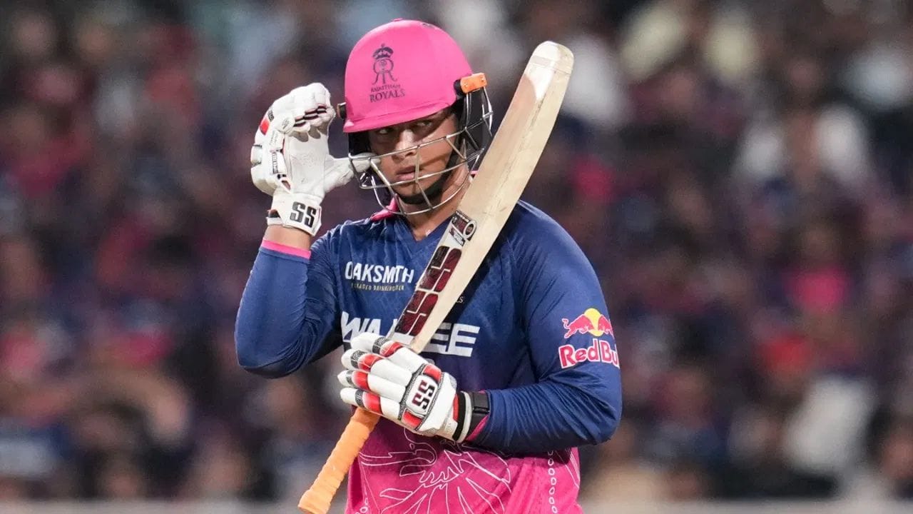 IPL પ્લેઓફમાં સ્ટાર બેટ્સમેનો પણ સંઘર્ષ કરતા હોય છે ત્યારે વૈભવ સૂર્યવંશીએ ધુંઆધાર બેટિંગ કરી પોતાની અલગ છાપ છોડી છે. આ ડાબા હાથના ખેલાડીએ IPL પ્લેઓફમાં સૌથી વધુ છગ્ગા ફટકારવાનો રેકોર્ડ બનાવ્યો છે.