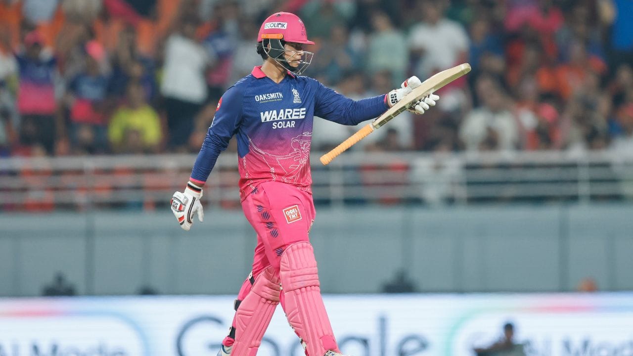 વૈભવ સૂર્યવંશીએ IPL 2025 માં પોતાની પહેલી મેચના પહેલા જ બોલ પર છગ્ગો ફટકારીને દુનિયાને ચોંકાવી દીધી . તેણે માત્ર 14 વર્ષની ઉંમરે આ આશ્ચર્યજનક સિદ્ધિ હાંસલ કરી. આગામી વર્ષ અને IPL 2026 માં વૈભવે ભારત અને વિદેશના બોલરોને પોતાની તાકાત બતાવી છે. 