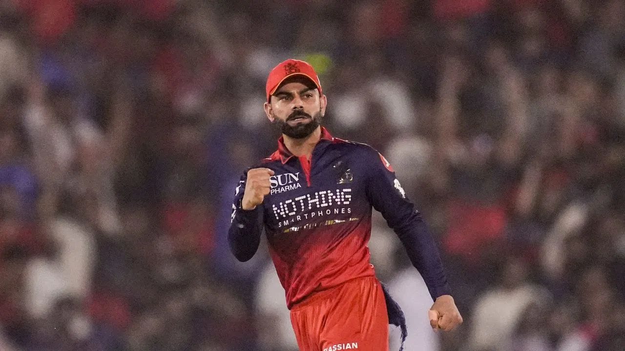 વિરાટ કોહલીએ તેની IPL કારકિર્દીમાં 9,000 થી વધુ રન બનાવ્યા છે. તે આ સીમાચિહ્ન સુધી પહોંચનાર એકમાત્ર બેટ્સમેન છે. અન્ય કોઈ ખેલાડી 8,000 રન પણ પૂરા કરી શક્યો નથી. 