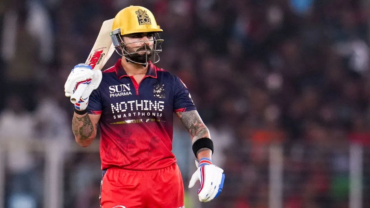 વિરાટ કોહલી 2008 માં પહેલી IPL સિઝનથી રોયલ ચેલેન્જર્સ બેંગ્લોર સાથે છે. લીગમાં એક જ ટીમ માટે સૌથી વધુ મેચ રમવાનો રેકોર્ડ તેમના નામે છે.