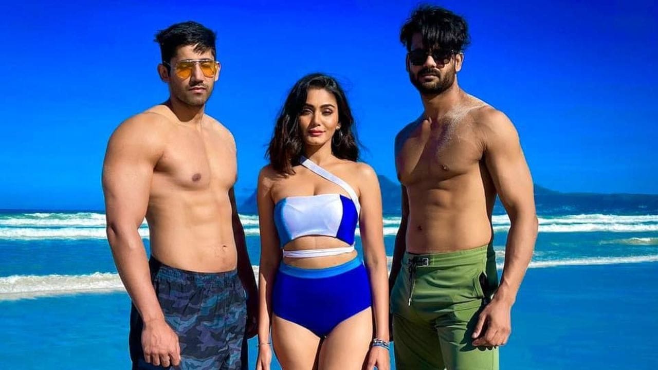 વિશાલ આદિત્ય સિંહને 2018માં ધ ટાઇમ્સ ઓફ ઇન્ડિયાના મોસ્ટ ડિઝાયરેબલ મેન ઓન ટેલિવિઝન યાદીમાં 13મા ક્રમે 2019માં 17મા ક્રમે અને 2020માં 18મા ક્રમે સ્થાન આપવામાં આવ્યું હતું.