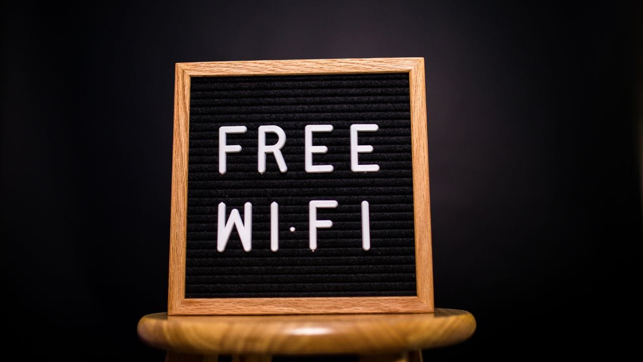 WiFi શું છે? WiFi એક વાયરલેસ નેટવર્કિંગ ટેક્નોલોજી છે, જે કોઈપણ વાયર વગર ડિવાઇસને ઈન્ટરનેટ સાથે જોડવાની સુવિધા આપે છે. આ ટેક્નોલોજી રેડિયો ફ્રિક્વન્સી દ્વારા કાર્ય કરે છે અને તેની પાછળ WLAN એટલે કે Wireless Local Area Network સિસ્ટમ કામ કરતી હોય છે. સ્માર્ટફોન, લેપટોપ, સ્માર્ટ ટીવી અને અન્ય ડિજિટલ ઉપકરણો WiFi દ્વારા ડેટા મોકલે અને સ્વીકારે છે.
