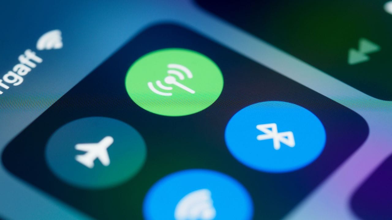 ઘણા લોકો માને છે કે WiFi નો અર્થ “Wireless Fidelity” થાય છે, પરંતુ હકીકતમાં આ સંપૂર્ણ સાચું નથી. WiFi કોઈ શોર્ટ ફોર્મ નથી, પરંતુ એક બ્રાન્ડ નામ છે. વર્ષ 1999માં Wi-Fi Alliance નામની સંસ્થાએ આ નામ પસંદ કર્યું હતું. તે સમયે વાયરલેસ નેટવર્ક માટે IEEE 802.11 જેવા ટેક્નિકલ શબ્દો વપરાતા હતા, જે સામાન્ય લોકો માટે મુશ્કેલ લાગતા હતા. તેથી સરળ, ટૂંકું અને યાદ રહી શકે એવું નામ પસંદ કરવામાં આવ્યું. કહેવાય છે કે WiFi નામ “Hi-Fi” એટલે કે “High Fidelity” શબ્દથી પ્રેરિત હતું.