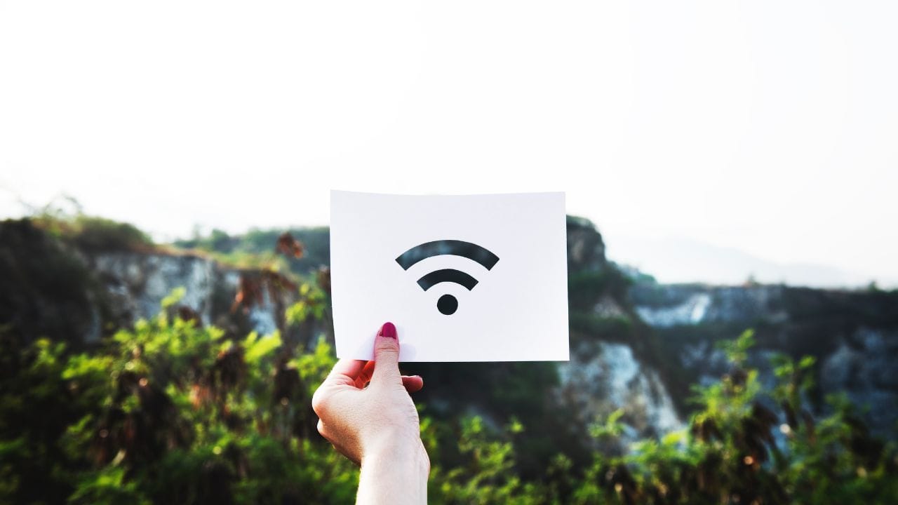 મહત્વની વાત એ છે કે WiFi કોઈ એક કંપની કે વ્યક્તિની માલિકીની ટેક્નોલોજી નથી. તેની ટેક્નિકલ સ્ટાન્ડર્ડ અને સુરક્ષાની દેખરેખ Wi-Fi Alliance નામની સંસ્થા કરે છે, જેમાં વિશ્વની ઘણી મોટી ટેક કંપનીઓ જોડાયેલી છે. આ સંસ્થા સતત WiFi ને વધુ ઝડપી, સુરક્ષિત અને કાર્યક્ષમ બનાવવાના પ્રયાસ કરે છે.