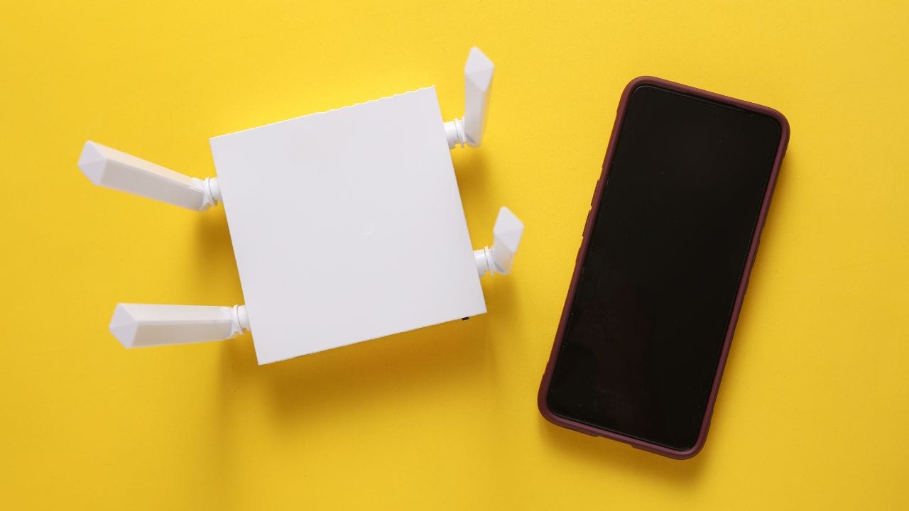 WiFi કેવી રીતે કામ કરે છે? WiFi સિસ્ટમમાં રાઉટર મુખ્ય ભૂમિકા ભજવે છે. રાઉટર ઈન્ટરનેટ સાથે જોડાયેલું હોય છે અને તે રેડિયો સિગ્નલ દ્વારા આસપાસના ડિવાઇસ સુધી નેટવર્ક પહોંચાડે છે. મોબાઇલ, લેપટોપ અથવા અન્ય સ્માર્ટ ડિવાઇસ આ સિગ્નલને પકડીને ઈન્ટરનેટ સાથે કનેક્ટ થઈ જાય છે. આ કારણે કોઈપણ વાયર વગર ઈન્ટરનેટનો ઉપયોગ શક્ય બને છે.