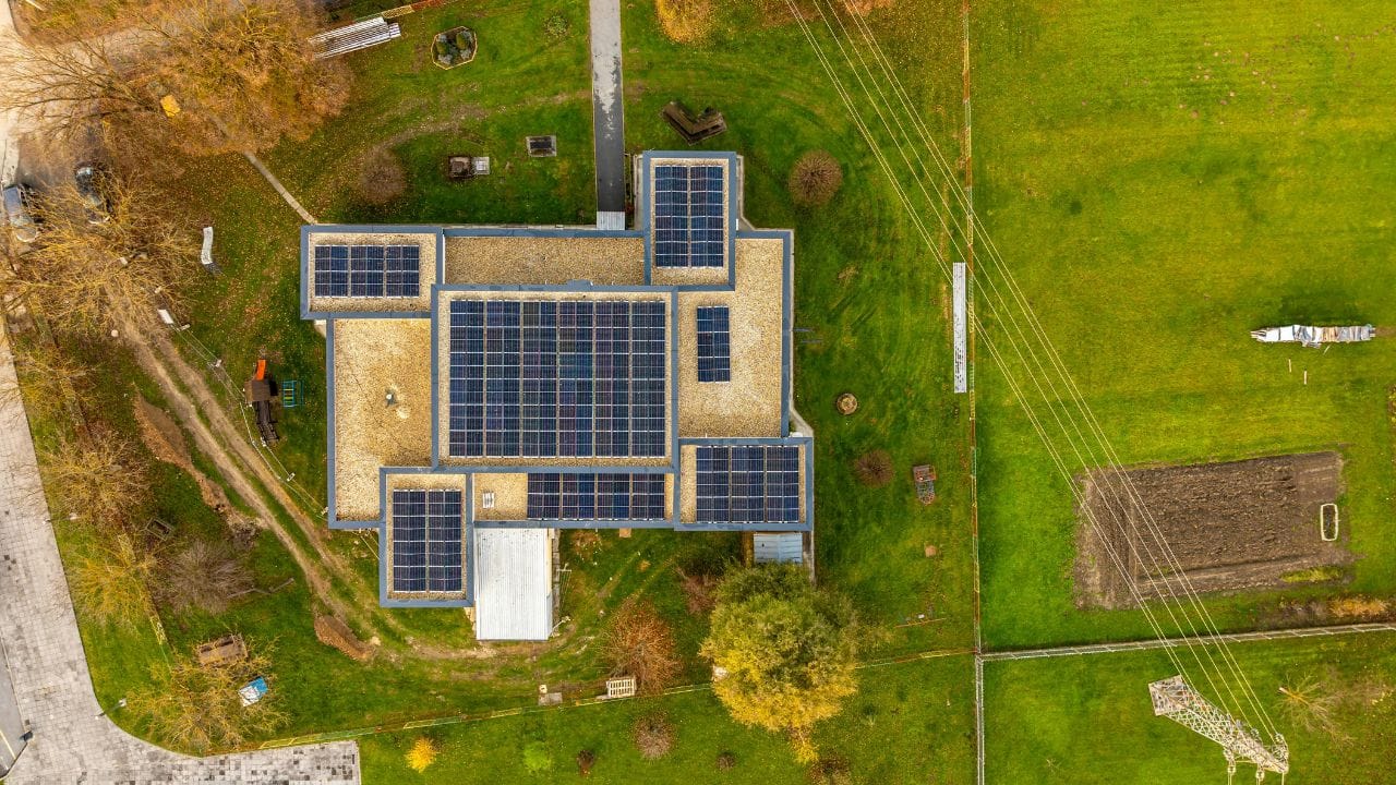 Solar AC ખરીદતા પહેલા ઘરની છત પર પૂરતી જગ્યા અને સૂર્યપ્રકાશ ઉપલબ્ધ છે કે નહીં તે ચકાસવું જરૂરી છે. જો છત પર જગ્યા ઓછી હોય તો સોલાર પેનલ લગાવવામાં મુશ્કેલી આવી શકે છે.