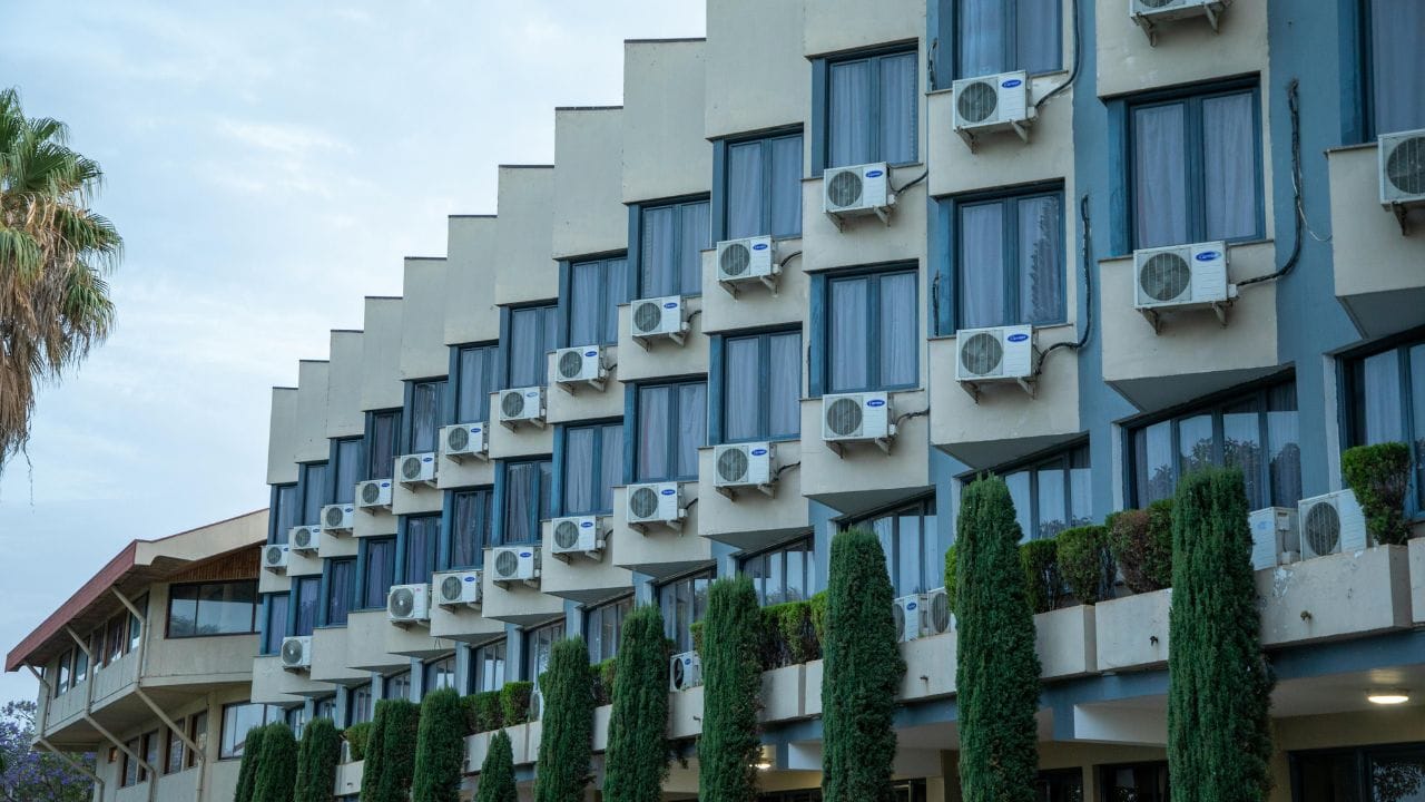 Hybrid Solar AC કેમ ગણાય છે વધુ સ્માર્ટ? આજકાલ બજારમાં Hybrid Solar ACની સૌથી વધુ ચર્ચા થઈ રહી છે. આ AC દિવસ દરમિયાન સોલાર પાવરથી ચાલે છે અને જરૂર પડે ત્યારે સામાન્ય વીજળી પર પણ કાર્ય કરી શકે છે. તેનો સૌથી મોટો ફાયદો એ છે કે વપરાશકર્તાને 24 કલાક સતત કૂલિંગ મળે છે.