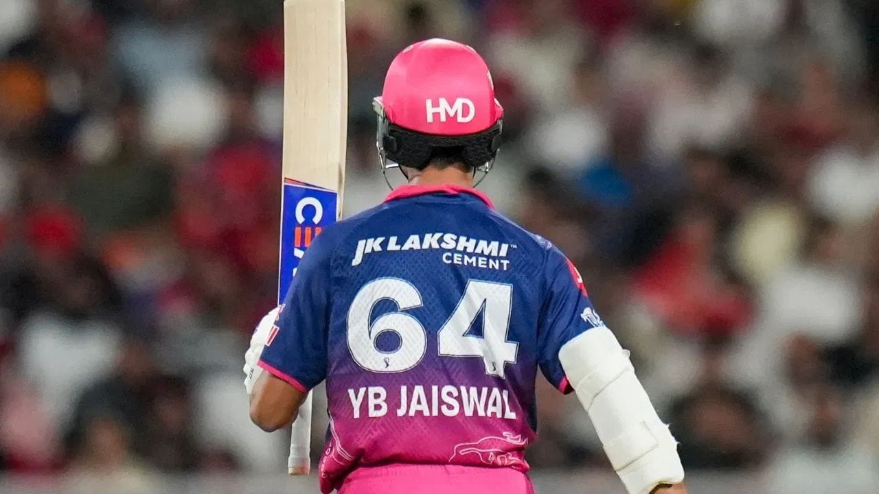 RCBના સ્ટાર બેટ્સમેન વિરાટ કોહલીએ IPLના લાંબા ઈતિહાસમાં ઘણી સિદ્ધિઓ હાંસલ કરી છે. આ સિદ્ધિઓમાં અમુક જ એવી સિદ્ધિઓ છે જેની સરખામણી બીજા કોઈ બેટ્સમેન કરી શક્યા છે. હવે યશસ્વી જયસ્વાલે આવી જ એક સિદ્ધિનું પુનરાવર્તન કર્યું છે.