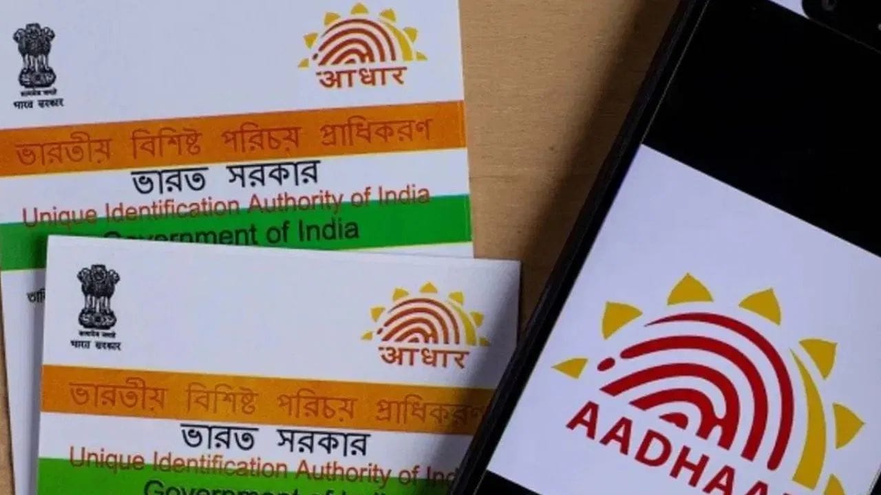 UIDAI ના જણાવ્યા અનુસાર, આ સુવિધા માત્ર પરિવાર પૂરતી મર્યાદિત નથી, પરંતુ ભાડુઆતો માટે પણ ખૂબ જ ઉપયોગી સાબિત થઈ શકે છે. નવા શહેરમાં શિફ્ટ થયા પછી ભાડુઆતો પાસે બેંક ખાતું ખોલાવવા, ચેકબુક કે ક્રેડિટ કાર્ડ મેળવવા માટે નવા એડ્રેસનો પુરાવો હોતો નથી. હવે ભાડુઆત પોતાના મકાનમાલિકના આધાર એડ્રેસના આધારે અપડેટ રિકવેસ્ટ મોકલી શકે છે. મકાનમાલિક ઓનલાઇન મંજૂરી આપશે એટલે ભાડુઆતનું એડ્રેસ બદલાઈ જશે. આનાથી એક પ્રકારે ટેનન્ટ વેરિફિકેશન પણ ઓટોમેટિક થઈ જશે.