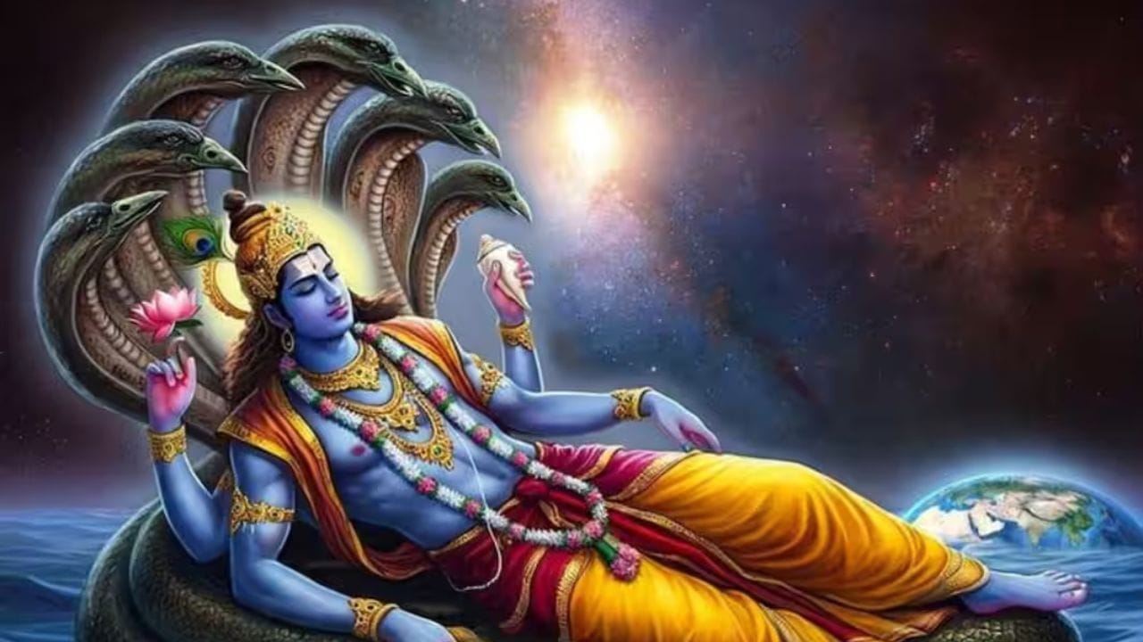 હિન્દુ કેલેન્ડરમાં ખૂબ જ ધાર્મિક અને આધ્યાત્મિક મહત્વ ધરાવતો અધિક માસ આજથી 17 મે 2026 શરૂ થયો છે. પુરુષોત્તમ માસ અથવા મલમાસ તરીકે પણ ઓળખાતો આ મહિનો આગામી 30 દિવસનો રહેશે, જે 15 જૂન, 2026ના રોજ સમાપ્ત થશે. વૈદિક જ્યોતિષશાસ્ત્ર અનુસાર, સૌર વર્ષ (365 દિવસ) અને ચંદ્ર વર્ષ (354 દિવસ) વચ્ચેના 11 દિવસના તફાવતને દૂર કરવા માટે દર ત્રણ વર્ષે આ વધારાનો મહિનો ઉમેરવામાં આવે છે. આ વૈજ્ઞાનિક સંરેખણને કારણે જ બધા હિન્દુ તહેવારો તેમની યોગ્ય ઋતુઓ દરમિયાન થાય છે. ભગવાન વિષ્ણુ ને સમર્પિત આ પવિત્ર મહિનામાં જાપ, તપ , અને દાનના કાર્યો સામાન્ય દિવસોમાં કરવામાં આવતા કાર્યો કરતાં અનેકગણા વધારે ફળ આપે છે.(ફોટો ક્રેડિટ-Google)